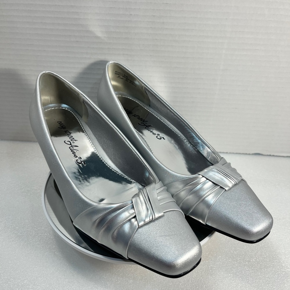 Easy Street Waive Womens Square Kitten Heel Pumps. Size 6W‎ Color: Silver